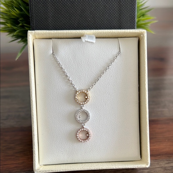 Elegant Tri-Color Circle Pendant Necklace - Picture 2 of 7